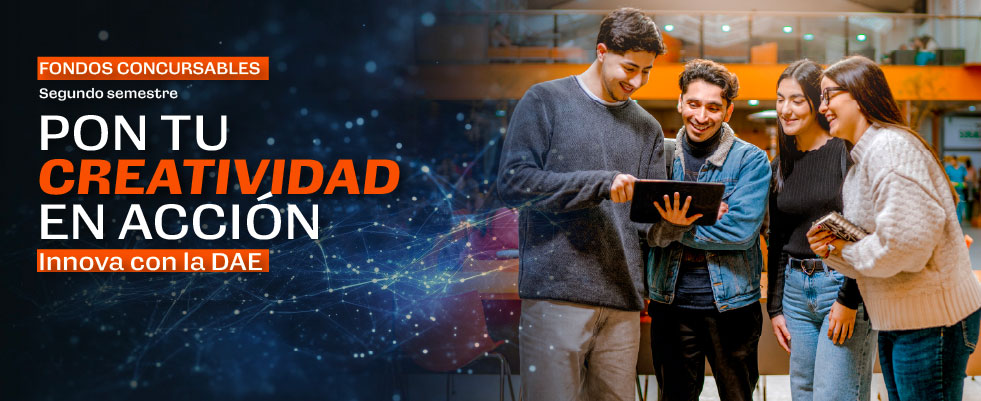 Banner promocional con el texto "Fondos Concursables, Segundo semestre. Pon tu creatividad en acción. Innova con la DAE". En la parte derecha, un grupo de cuatro estudiantes jóvenes sonríen mientras miran juntos la pantalla de una tablet. El diseño del fondo izquierdo es azul oscuro con un patrón de líneas y puntos luminosos que simulan una red de conexiones.